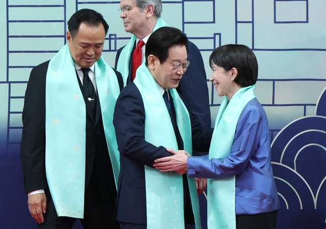 ▲ 이재명 대통령이 지난해 11월 1일 경북 경주화백컨벤션센터에서 열린 APEC(아시아태평양경제협력체) 정상회의 공식 기념촬영 행사에서 다카이치 사나에 일본 총리와 인사하고 있다. ⓒ뉴시스