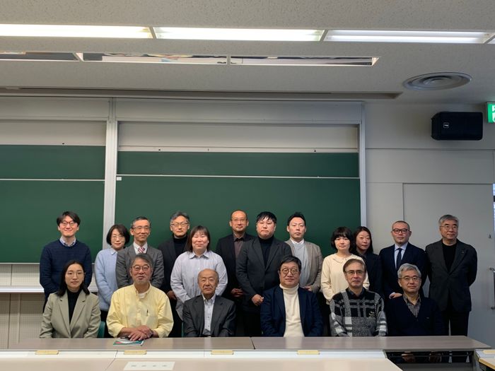 ▲ 일본 홋카이도대학교에서 열린 ‘재일동포와 정체성’ 주제 국제학술회의에서 참석자들이 기념 촬영을 하고 있다. ⓒ인하대 제공