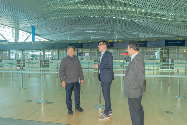 ▲ 이학재(맨 왼쪽) 인천국제공항공사 사장이 아시아나항공의 제2여객터미널 이전에 대비해 체크인카운터 시설을 점검하고 있다.ⓒ인천공항공사 제공