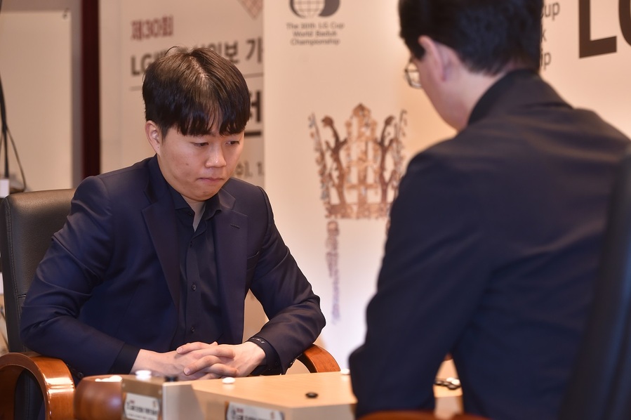 ▲ LG배 결승 1국에서 한국의 신민준 9단이 일본의 이치리키 료 9단에 패배했다.ⓒ한국기원 제공