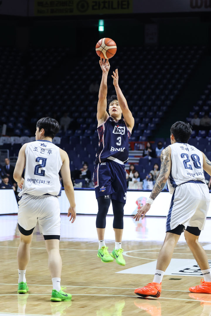 ▲ 허웅과 송교창이 돌아온 KCC가 6연패의 사슬을 끊었다.ⓒKBL 제공