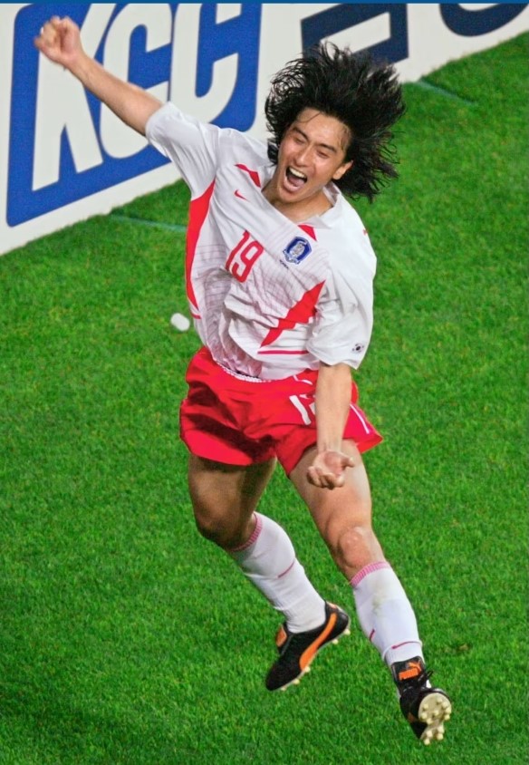 ▲ 2002 한일 월드컵 16강에서 한국은 연장전에 터진 안정환의 극적인 골든골로 이탈리아를 잡고 8강에 진출했다.ⓒFIFA 제공