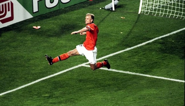 ▲ 1998 프랑스 월드컵 조별리그에서 네덜란드의 베르캄프가 한국전에서 골을 넣고 점프 세리머니를 선보였다.ⓒFIFA 제공