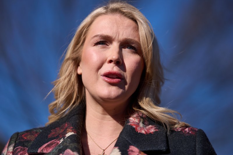 ▲ 캐롤라인 레빗 백악관 대변인이 12일(현지시각) 백악관에서 기자들과 대화하고 있다. ⓒAP 연합