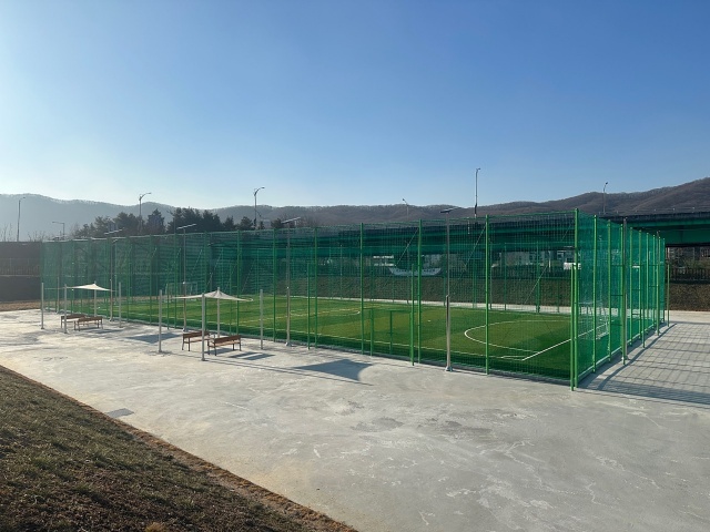 ▲ 판교 대장저류지에 조성된 풋살장 전경. ⓒ성남시 제공