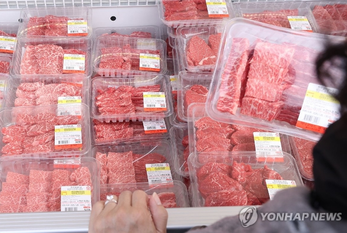 ▲ 서울 서초구 하나로마트 양재점에 마련된 한우 직거래 장터에서 시민이 장을 보고 있다.ⓒ연합뉴스