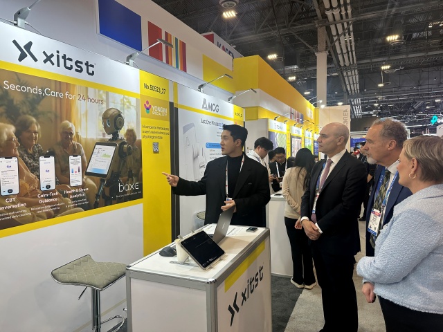 ▲ CES 2026에 마련된 용인시단체관에서 용인지역 중소기업 관계자가 바이어들에게 제품을 소개하고 있다. ⓒ용인시 제공