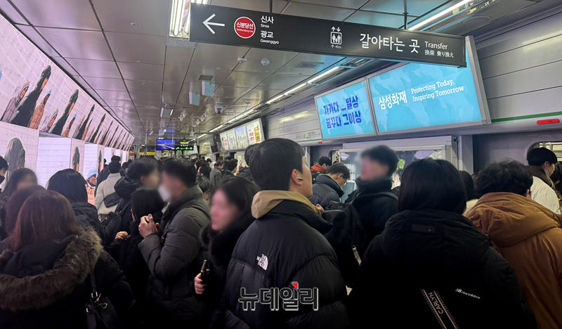 ▲ 서울시버스노동조합 파업 첫날인 13일 오전 서울 지하철 2호선 강남역 승강장에 출근길 시민들이 몰려 극심한 혼잡을 빚고 있다. ⓒ임찬웅 기자