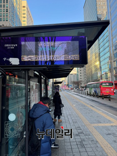 ▲ 서울 강남역 인근 버스 정류장 전광판에 시내버스 파업으로 인한 ‘운행 중단’ 안내가 표시되고 있다. ⓒ임찬웅 기자