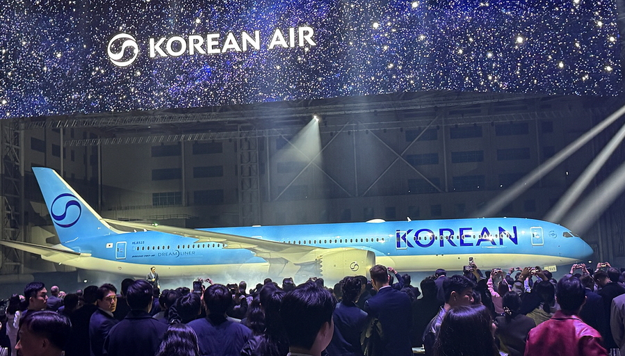 ▲ 지난해 대한항공이 첫 공개한 신규 CI 적용 항공기 모습 ⓒ김재홍 기자