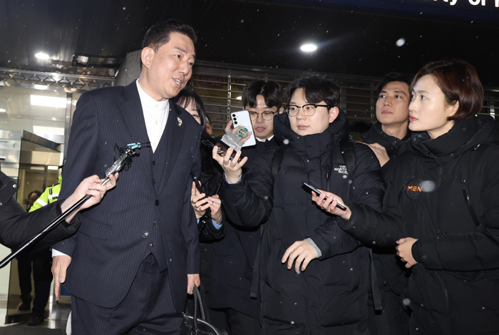 ▲ 김병기 더불어민주당 전 원내대표가 지난 12일 서울 여의도 중앙당사에서 열린 윤리심판원 회의 출석을 마치고 취재진에게 질문세례를 받고 있다. ⓒ뉴시스