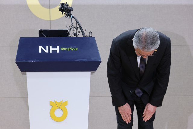 ▲ 강호동 농협중앙회장이 13일 서울 중구 농협중앙회에서 대국민 사과문 발표에 앞서 인사하고 있다. ⓒ연합