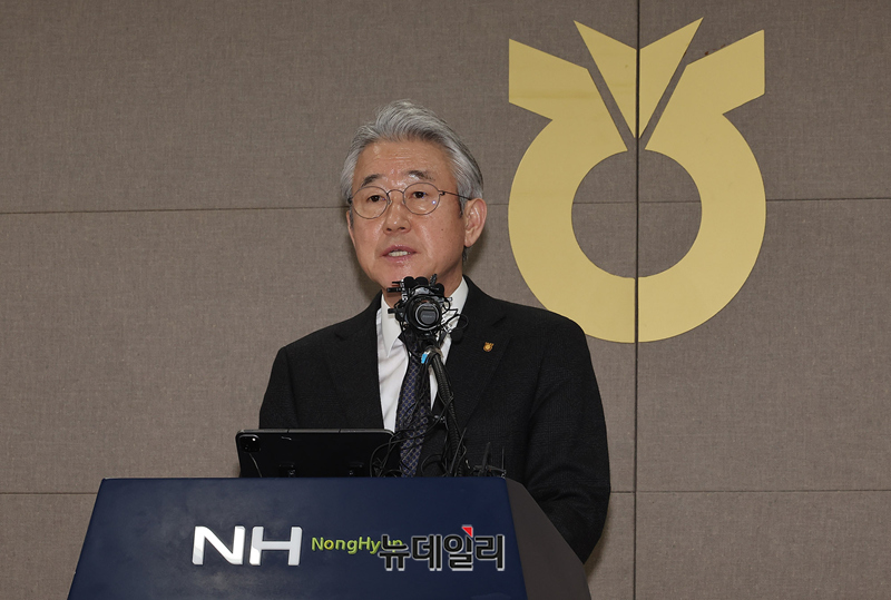 ▲ 강호동 농협중앙회장이 13일 오전 서울 중구 농협중앙회 본관에서 특별감사 중간 결과와 관련해 대국민 사과를 하고 있다.ⓒ뉴데일리