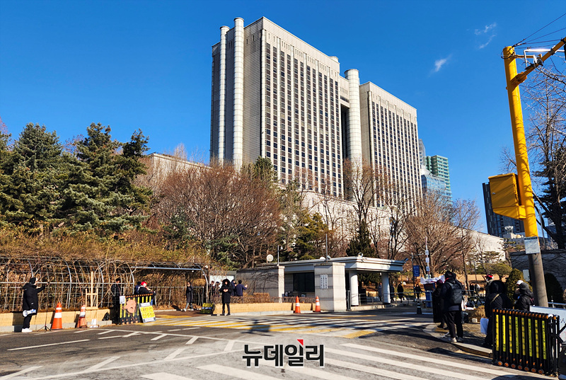 ▲ 윤석열 전 대통령 지지자들이 13일 오전 서울 서초구 서울중앙지법 서문 인근에 모여있다. ⓒ김동우 기자