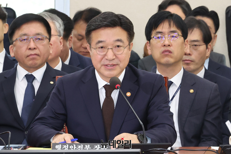 ▲ 윤호중 행정안전부 장관이 지난해 10월 30일 오전 국회 행정안전위원회에서 열린 행안부 등 종합감사에서 의원의 질의에 답변하고 있다. ⓒ이종현 기자