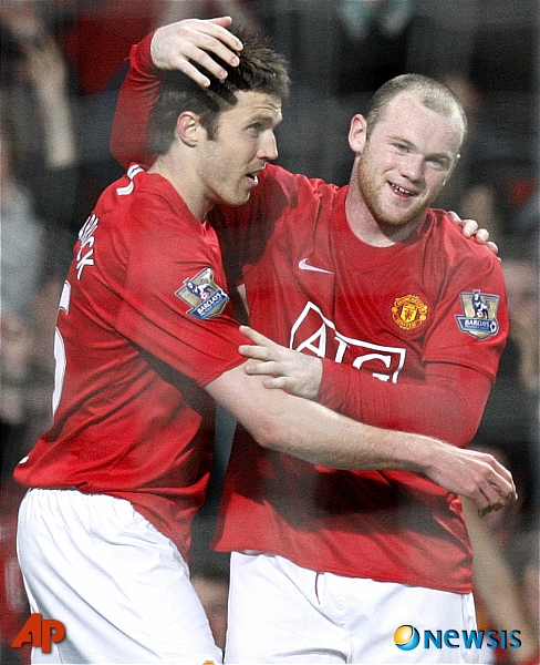 ▲ 맨체스터 유나이티드에서 함께 뛴 루니(오른쪽)와 캐릭.ⓒ뉴시스 제공