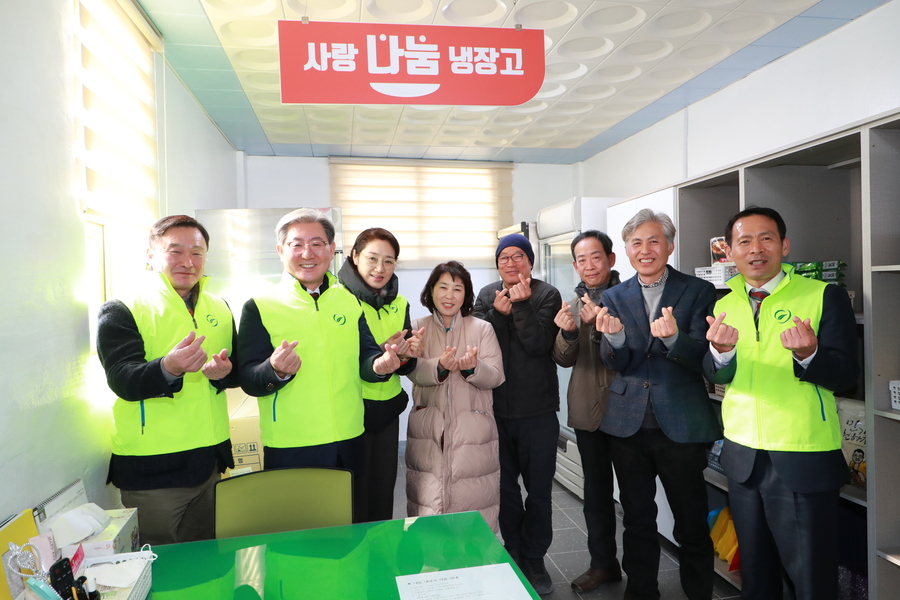 ▲ 오태완 의령군수와 지역사회보장협의체 회원, 그리고 정기 후원자들이 나눔냉장고에서 기념 사진을 찍고 있다.ⓒ의령군