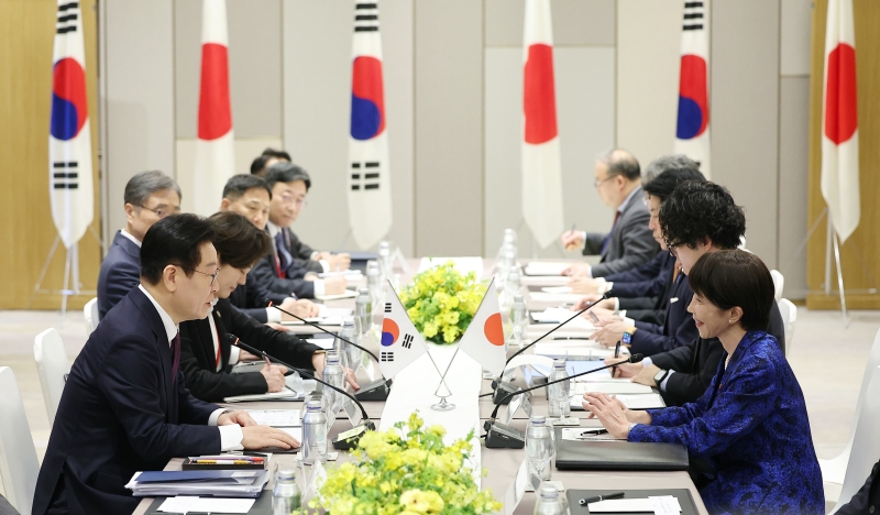 ▲ 이재명 대통령과 다카이치 사나에 일본 총리가 13일(현지 시간) 나라현 회담장에서 한일 확대 정상회담 기념촬영을 하고 있다. ⓒ뉴시스