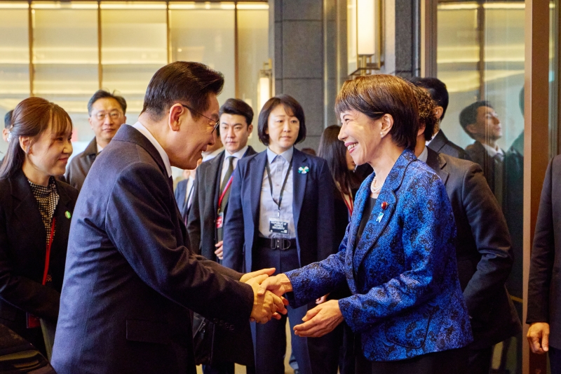 ▲ 이재명 대통령이 13일(현지 시간) 한일 정상회담이 열리는 일본 나라현 회담장에 도착해 영접 나온 다카이치 사나에 총리와 악수하고 있다. ⓒ공동취재/뉴시스