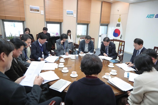 ▲ 육동한 시장은 13일 현준태 부시장, 국소장들과 2026년 정부업무보고 연계 춘천시 대응전략 보고회를 열고 분야별 핵심 사업을 정부 정책과 연결하는 방식과 추진 우선 순위를 점검했다. ⓒ춘천시