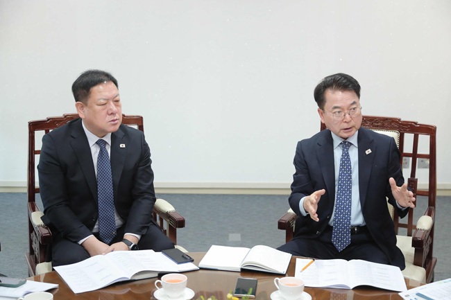 ▲ 육동한 시장은 13일 현준태 부시장, 국소장들과 2026년 정부업무보고 연계 춘천시 대응전략 보고회를 열고 분야별 핵심 사업을 정부 정책과 연결하는 방식과 추진 우선 순위를 점검했다. ⓒ춘천시