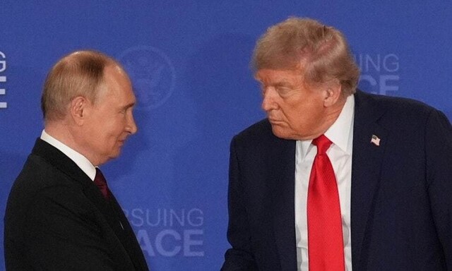 ▲ 지난 8월15일(현지시각) 미국 알래스카 엘멘도르프-리처드슨 합동기지에서 열린 공동 기자회견 중 도널드 트럼프 미국 대통령(오른쪽)이 블라디미르 푸틴 러시아 대통령과 악수하는 모습.ⓒAP 연합뉴스