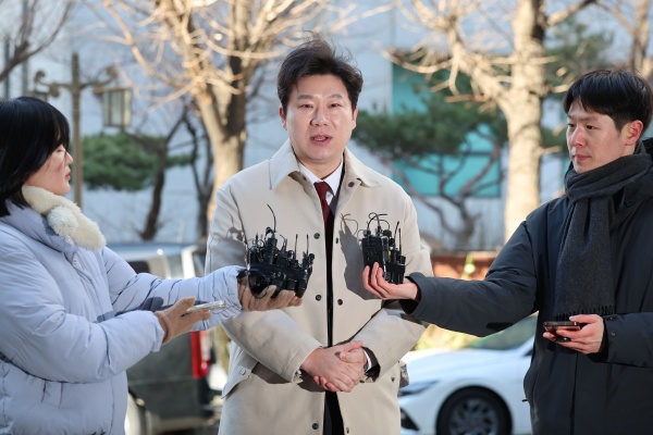 ▲ 진종오 국민의힘 의원이 13일 오후 서울 마포구 서울경찰청 공공범죄수사대에서 종교단체 동원 의혹 관련 김경 시의원 고발인 조사를 위해 출석했다. ⓒ뉴시스