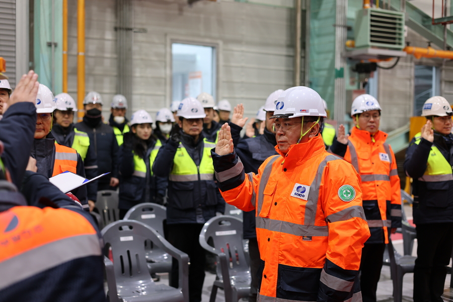▲ 김준동 남부발전 사장이 12일 신세종빛드림본부를 찾아, 발전소 터빈동에서 노동조합 대표 및 상주 협력사 대표와 함께 안전다짐대회’를 개최했다. (사진=남부발전) ⓒ전성무 기자