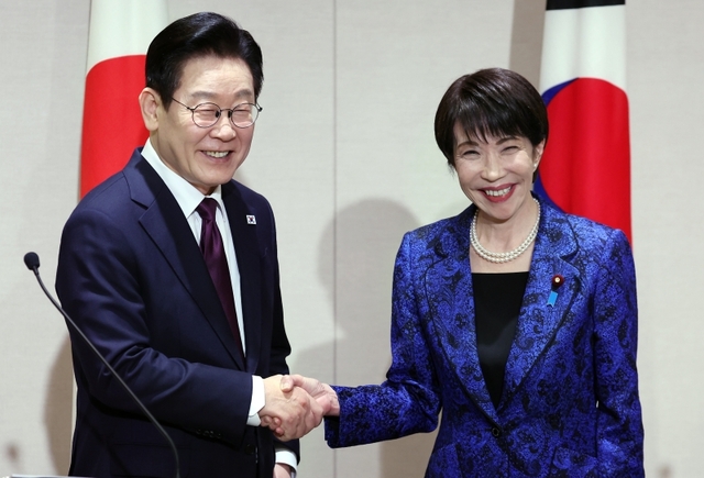 ▲ 이재명 대통령과 다카이치 사나에 일본 총리가 13일(현지 시간) 나라현 회담장에서 한일 공동언론발표를 마친 뒤 악수하고 있다. ⓒ뉴시스