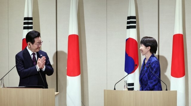 ▲ 이재명 대통령이 13일(현지 시간) 나라현 회담장에서 다카이치 사나에 일본 총리의 발언을 들은 뒤 박수를 치고 있다. ⓒ뉴시스