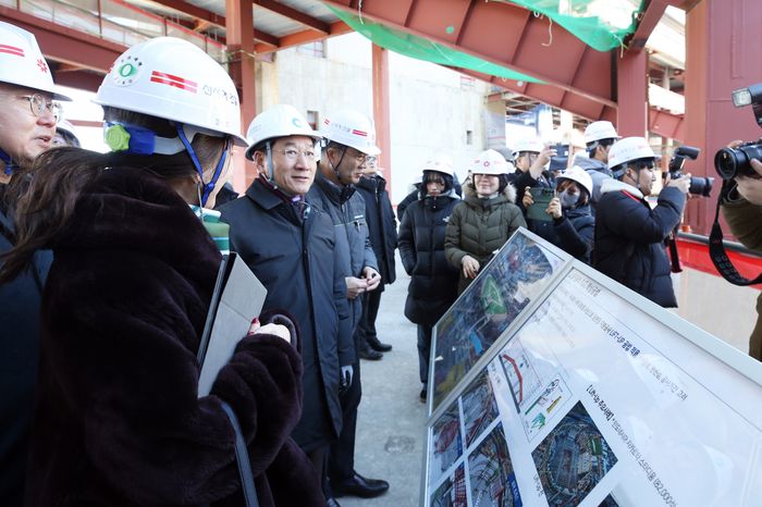 ▲ 유정복(왼쪽 세번째) 인천시장이 13일 서구 청라동 일대 '스타필드 청라' 공사현장을 둘러보고 있다.ⓒ 인천경제자유구역청 제공