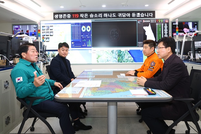 ▲ 김용복 강원특별자치도의회 부의장이 13일 강원특별자치도 소방본부를 방문해 겨울철 화재 및 재난대비태세에 노고가 많은 근무자들에게 위문품을 전달하고 격려했다. ⓒ강원특별자치도의회