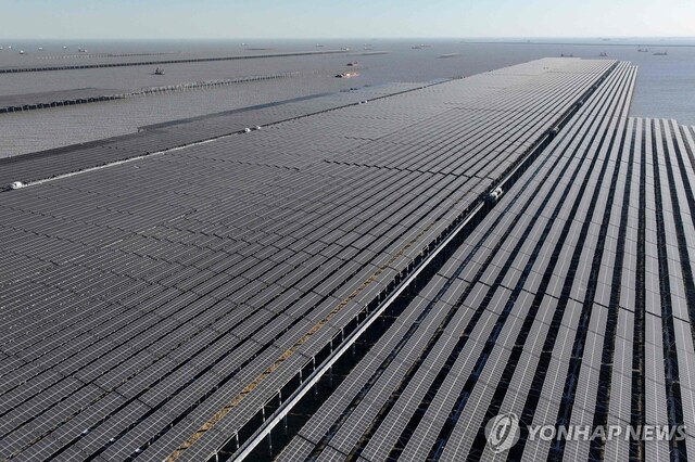 ▲ 중국 동부 장쑤성 롄윈강의 태양광 시설. 출처=AFPⓒ연합뉴스