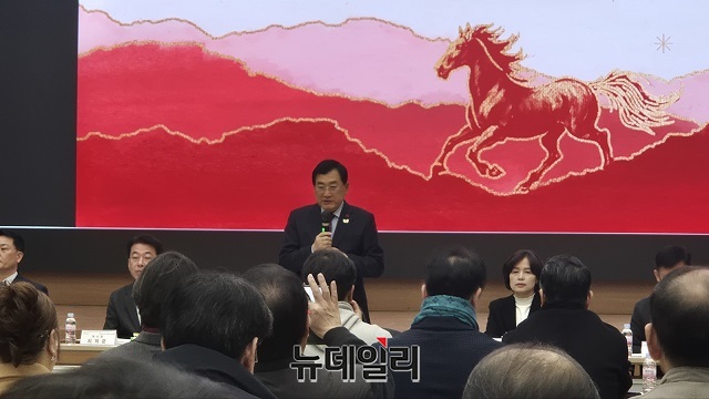 ▲ 주낙영 시장이 13일 경주시청 알천홀에서 열린 ‘2026년 신년맞이 언론인간담회’에서 시정 운영 방향을 설명하고 있다.ⓒ뉴데일리