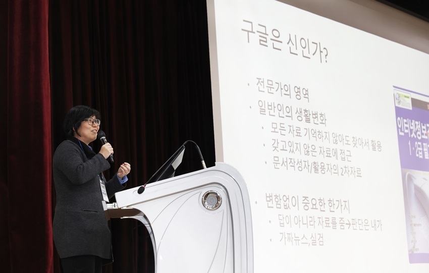 ▲ 서울여대 인성교육 학술토론회에서 기조강연 중인 황승원 서울대 교수.ⓒ서울여대