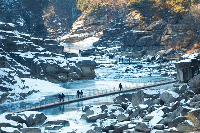 ▲ 철원 한탄강 얼음트레킹 모습. ⓒ철원군