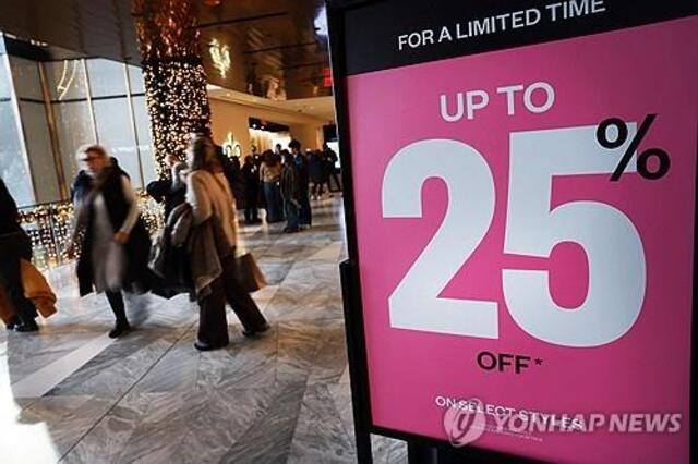 ▲ 지난해 12월 뉴욕 맨해튼의 한 쇼핑몰에 할인행사 문구가 붙어 있다. 출처=AFPⓒ연합뉴스