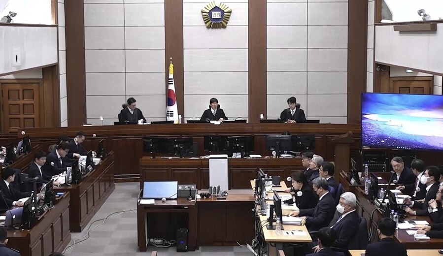 ▲ 12·3 비상계엄 관련 내란 우두머리 혐의로 기소된 윤석열 전 대통령과 내란 중요임무 종사 혐의를 받는 김용현 전 국방부 장관 등이 13일 서울 서초구 서울중앙지방법원 417호 형사대법정에서 열린 윤 전 대통령의 내란 우두머리 혐의 결심공판에 출석해 있다.ⓒ연합뉴스