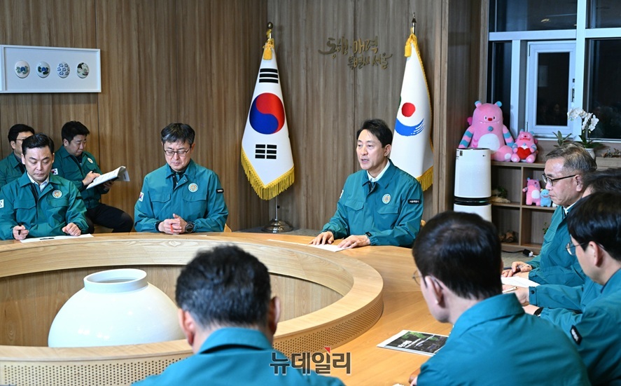 ▲ 오세훈 서울시장이 13일 '시내버스 파업 관련 긴급 대책회의'에서 모두발언 하고 있다. ⓒ서울시