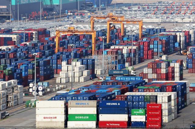 ▲ 경기도 평택항에 컨테이너가 쌓여있는 모습.ⓒ연합뉴스