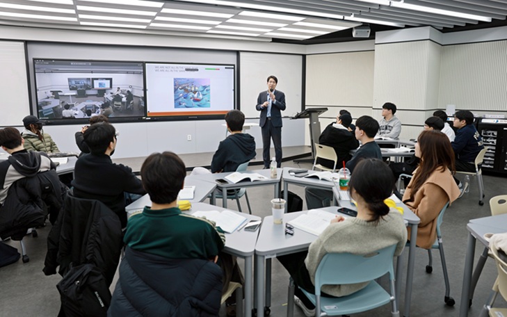 ▲ 두 강의실 잇는 하이플렉스(HyFlex) 수업 모습.ⓒ삼육대