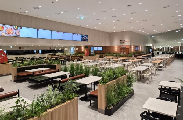 ▲ 1월14일 오픈한 인천국제공항 고메브릿지 T2 동편점 홀 모습ⓒCJ프레시웨이