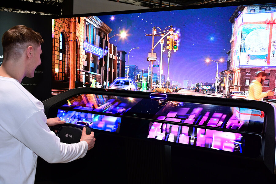 ▲ LG전자 모델이 차량용 디스플레이 솔루션을 시연하고 있다.ⓒLG전자