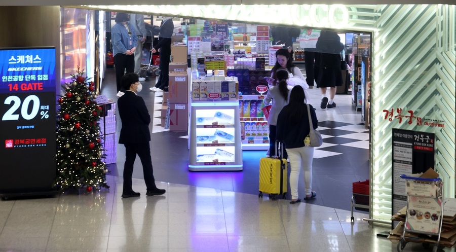 ▲ 인천국제공항 제1여객터미널 면세구역에서 여행객들이 오가고 있다.ⓒ뉴시스