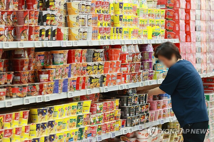 ▲ 서울의 한 대형마트 라면 판매대 ⓒ연합