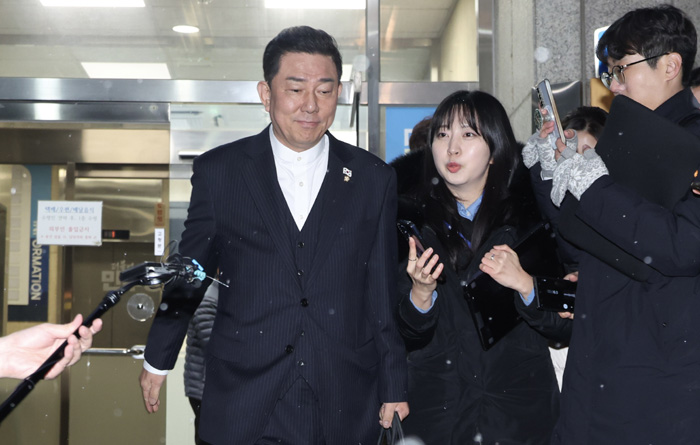 ▲ 김병기 더불어민주당 전 원내대표가 지난 12일 서울 여의도 중앙당사에서 열린 윤리심판원 회의 출석을 마치고 밖으로 나서고 있다. ⓒ뉴시스