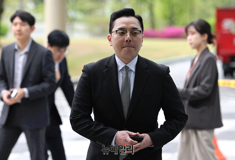 ▲ 수원지법 들어서는 조명현 씨. ⓒ정상윤 기자