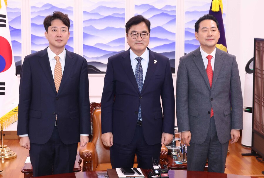 ▲ 우원식 국회의장이 13일 오후 서울 여의도 국회의장 집무실에서 2차특검법 등 법안처리 관련 항의방문을 온 장동혁 국민의힘 대표, 이준석 개혁신당 대표와 기념촬영을 하고 있다. ⓒ뉴시스