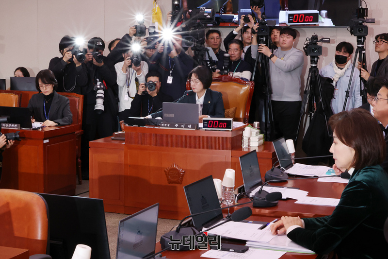 ▲ 추미애 국회 법제사법위원장이 7일 오후 국회에서 열린 법사위 전체회의에서 의사봉을 두드리고 있다. ⓒ이종현 기자