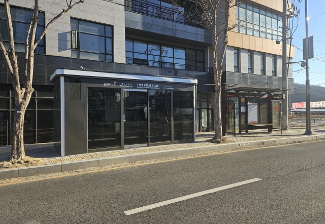 ▲ 효행구 분천교회 버스정류소 스마트 쉘터ⓒ화성시 제공